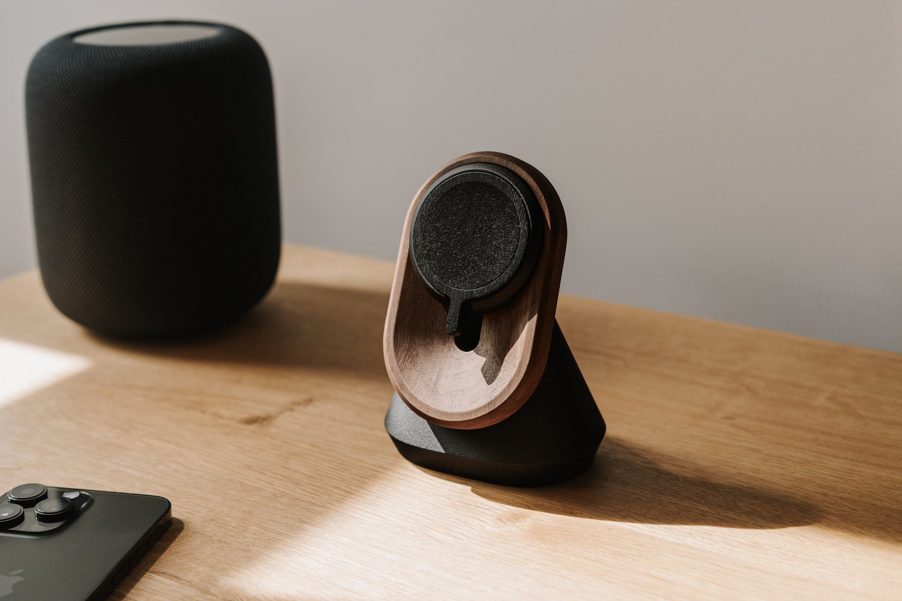 Oakywood Magsafe Puck in a Walnut MagSafe Stand| walnut