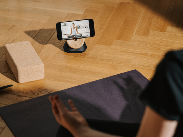 Oakywood MagSafe iPhone Stand yoga exercises | -