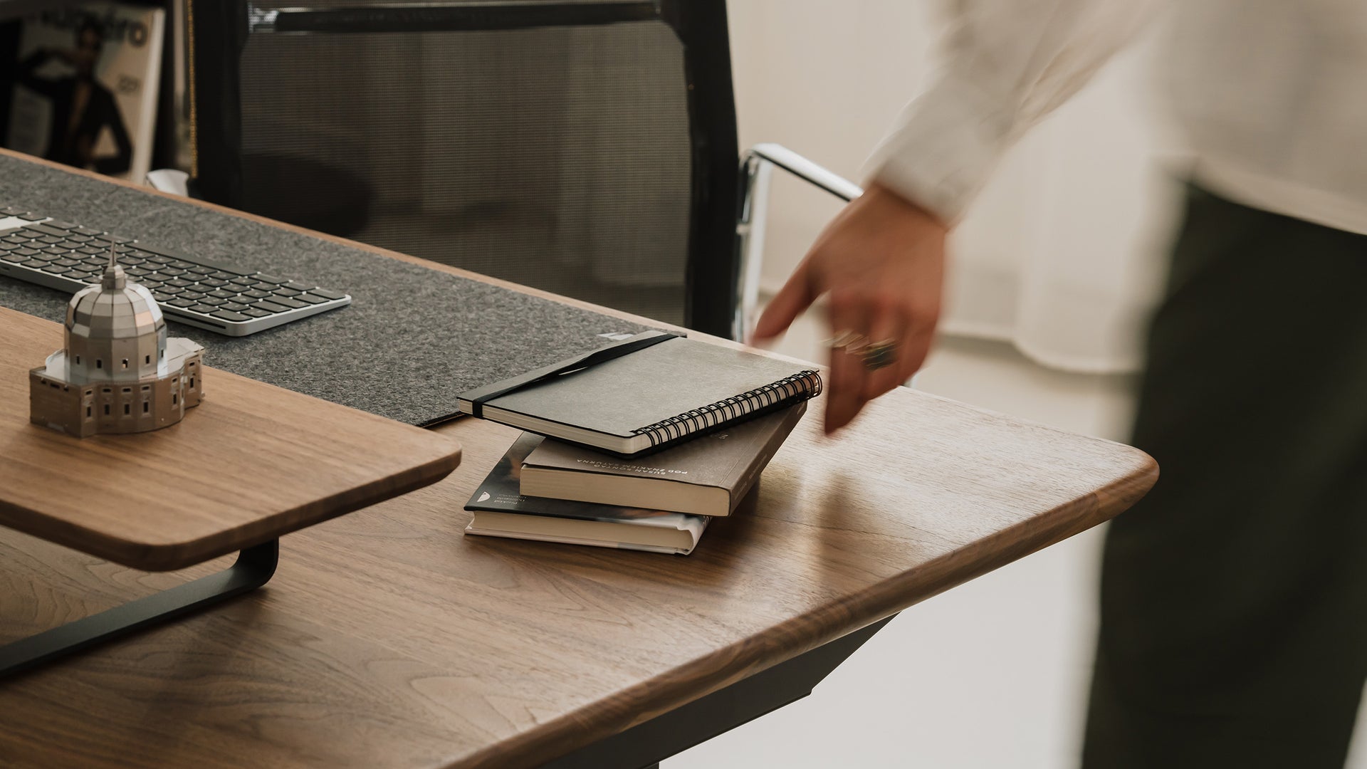 How do you plan the purchase of a personalized desk well?