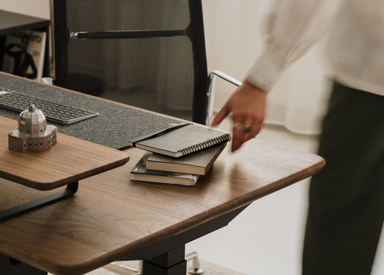 How do you plan the purchase of a personalized desk well?